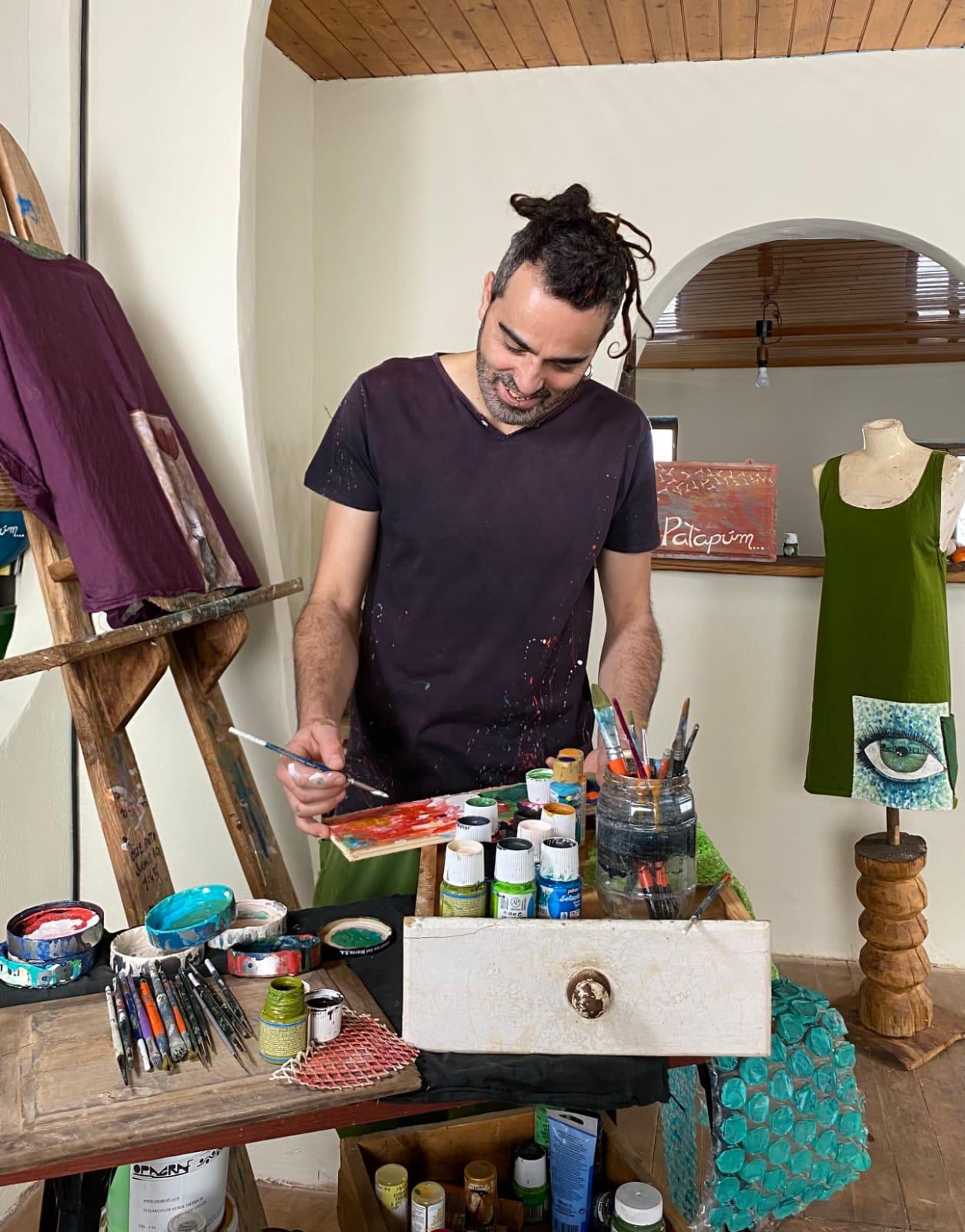 Rami Rodríguez en su taller de Quiroga (Cedida).