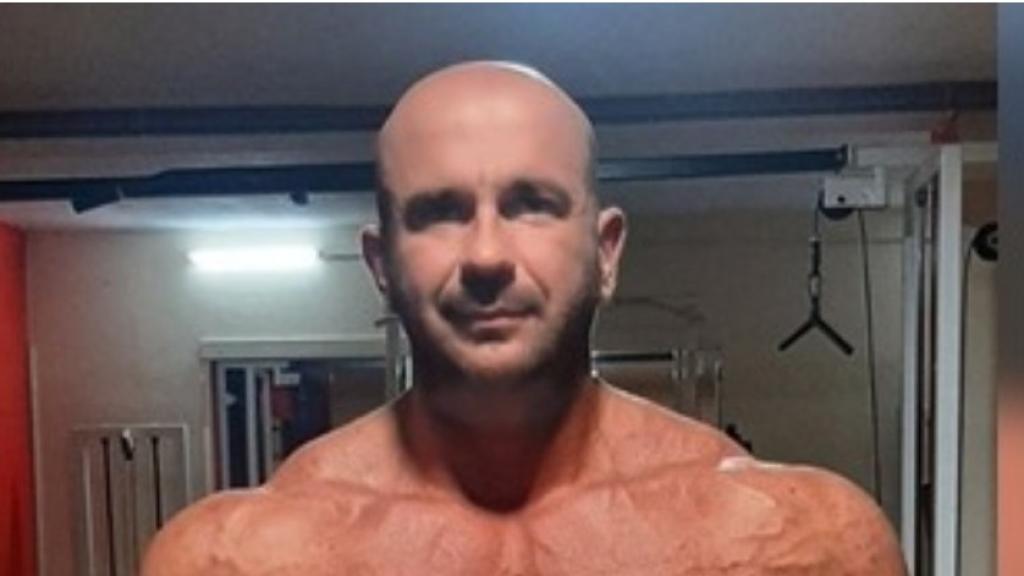 A la derecha, el culturista Nermin Sulejmanovic. A la derecha, él junto a su exmujer y su hija.