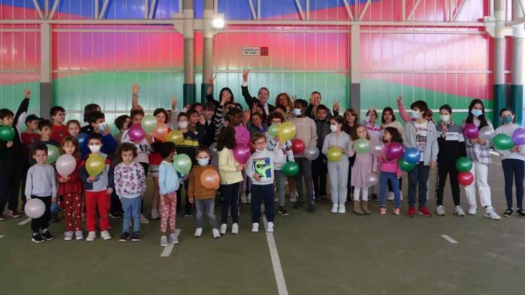 Abel Caballero y Carmela Silva junto a un grupo de escolares.