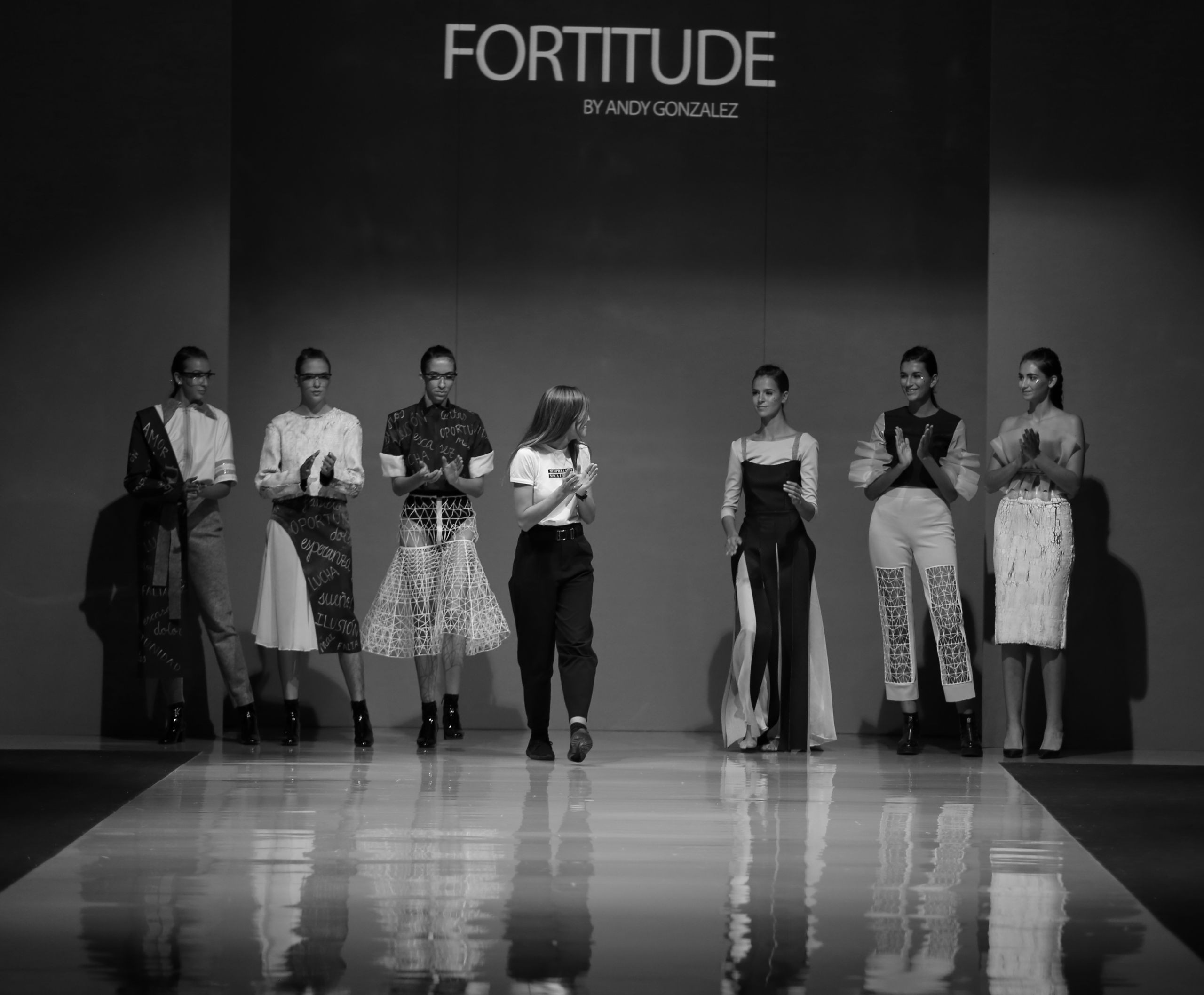 La viguesa, Andy González, sale a saludar en una pasarela, en Sevilla. (Cedida)