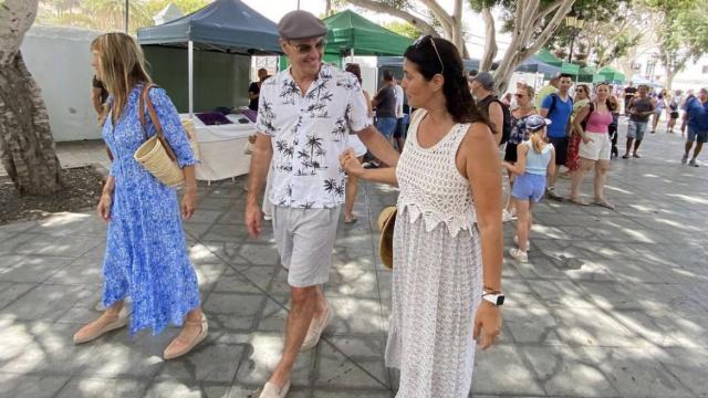 Pedro Sánchez pasea junto a su mujer, Begoña Gómez, por un mercadillo en Lanzarote el pasado sábado.