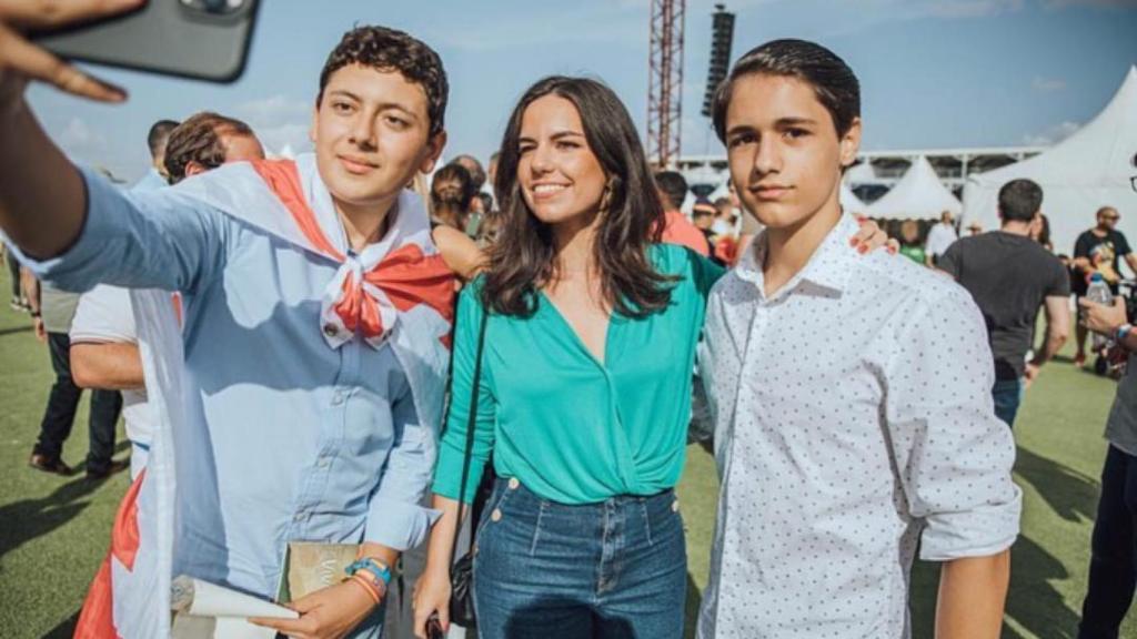 Pepa Millán, nueva portavoz de Vox, se fotografía con otros dos simpatizantes.