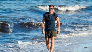 El periodista Alfonso Merlos en una playa de Ibiza.