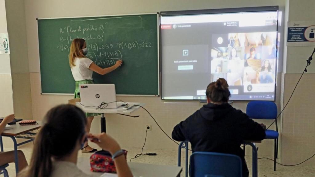 Alumnos atienden durante una clase.