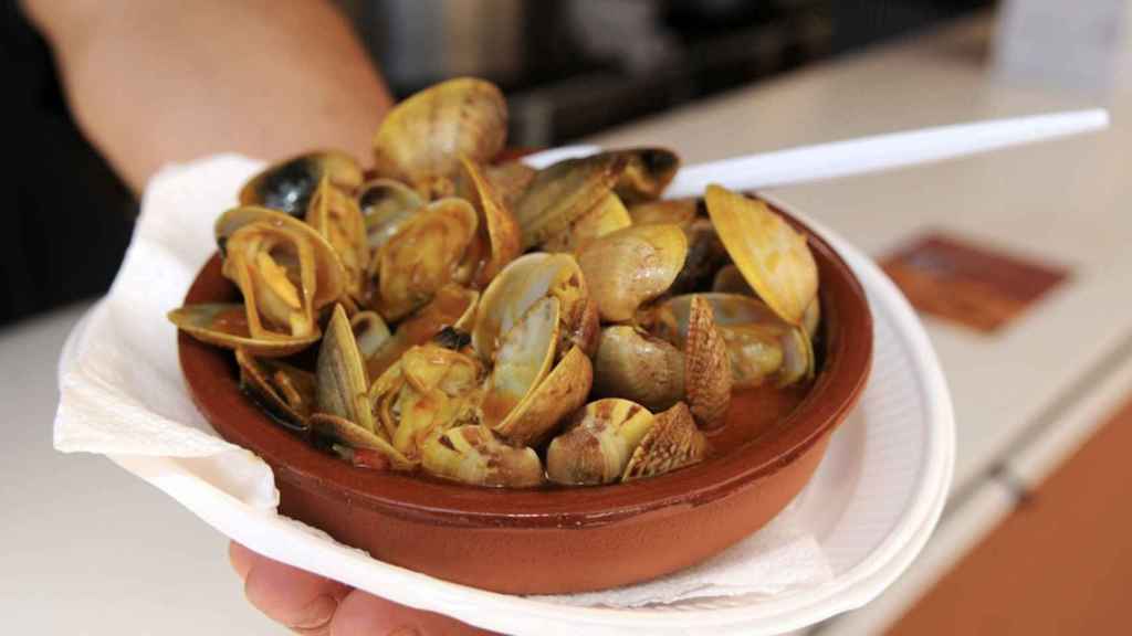 Almejas a la marinera en la fiesta de Carril.