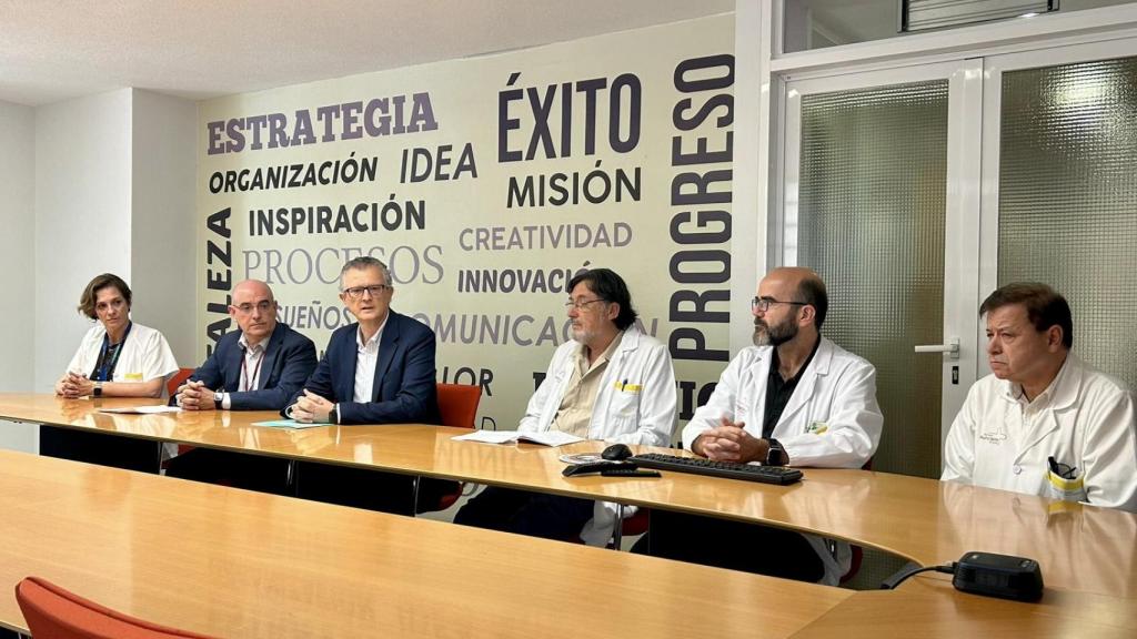 El consejero en funciones de Salud, Juan José Pedreño (c), este jueves, agradeciendo la labor del doctor Robles y su equipo de Cirugía Hepática de Alta Complejidad del Hospital Virgen de la Arrixaca.