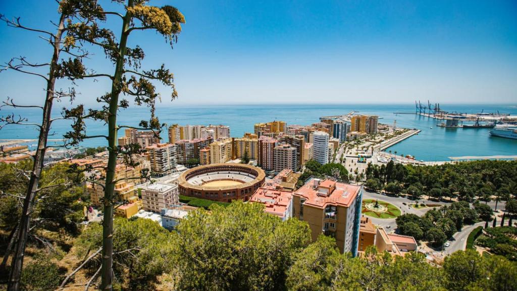 Vistas de La Malagueta desde el parador de Gibralfaro, en Málaga.