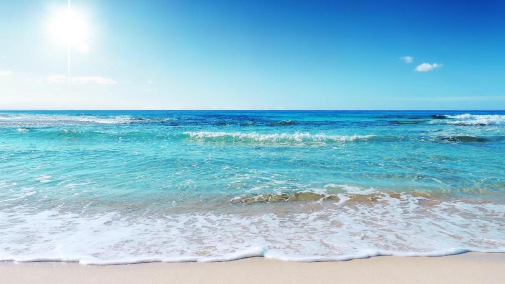 Imagen de archivo del agua del mar llegando a una playa