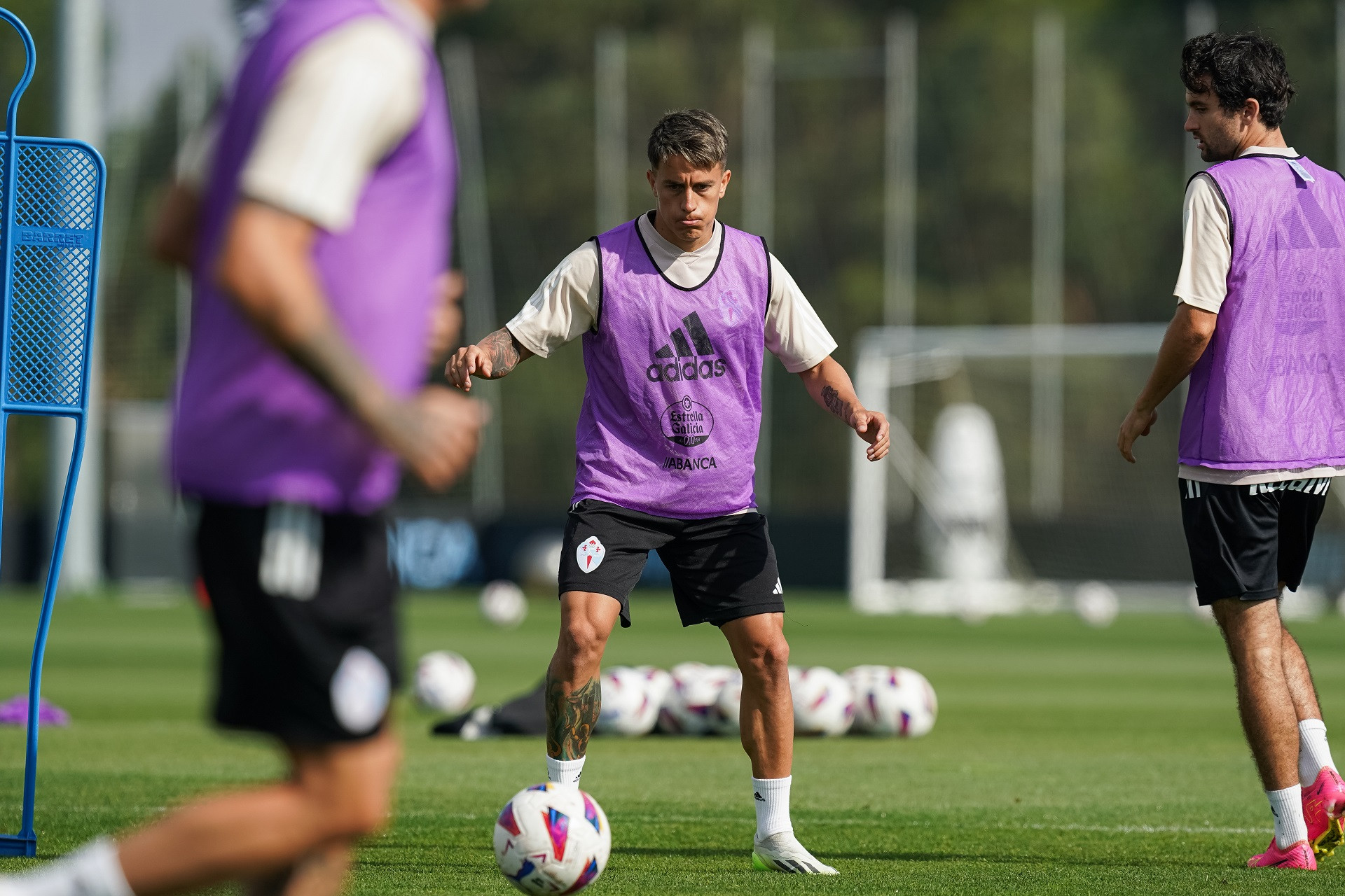 A la izquierda, Franco Cervi durante el entrenamiento, a la derecha, Jonathan Bamba.