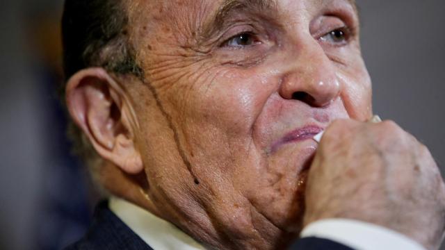 Rudy Giuliani, abogado personal del presidente de los Estados Unidos, Donald Trump, se seca el sudor durante una rueda de prensa tras las elecciones de 2020.