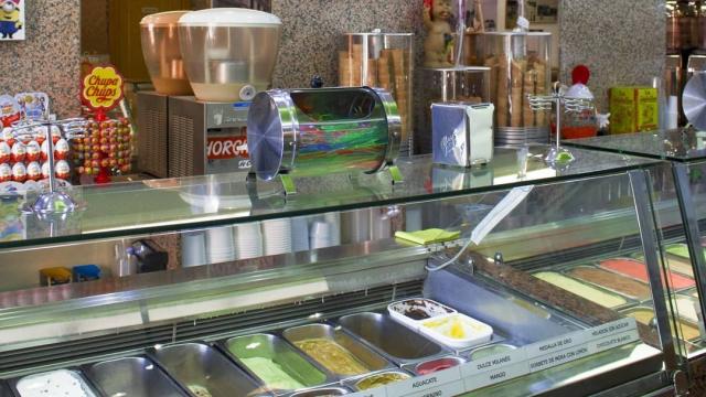 Mostrador con los helados, tienen más de 150 sabores, de la heladería de Aravaca de la Casa Real.
