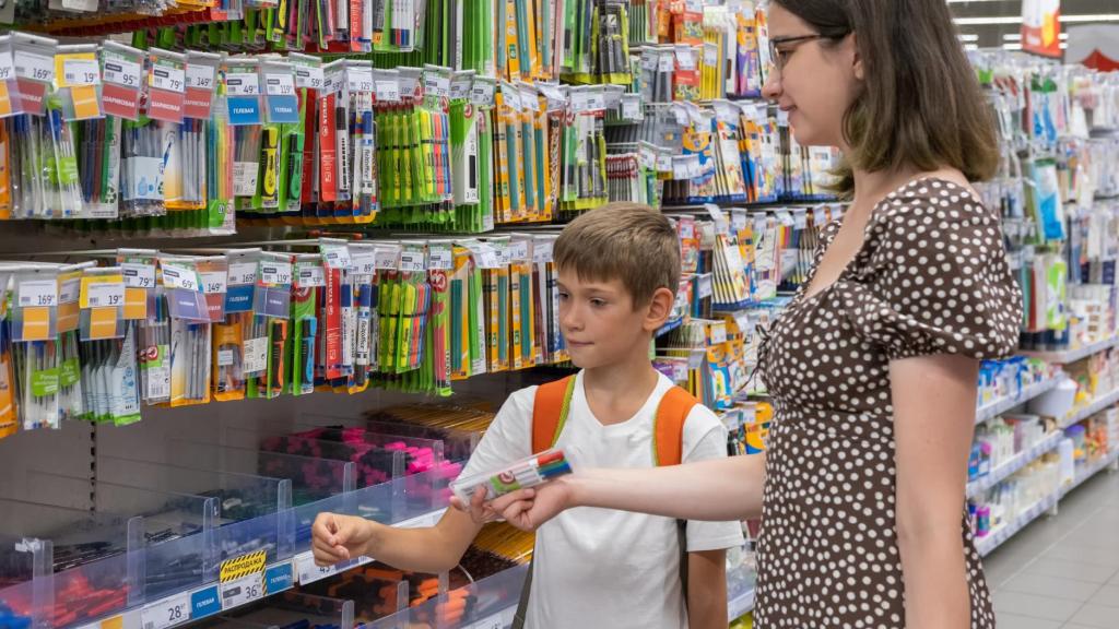 Una madre y su hijo compran material escolar