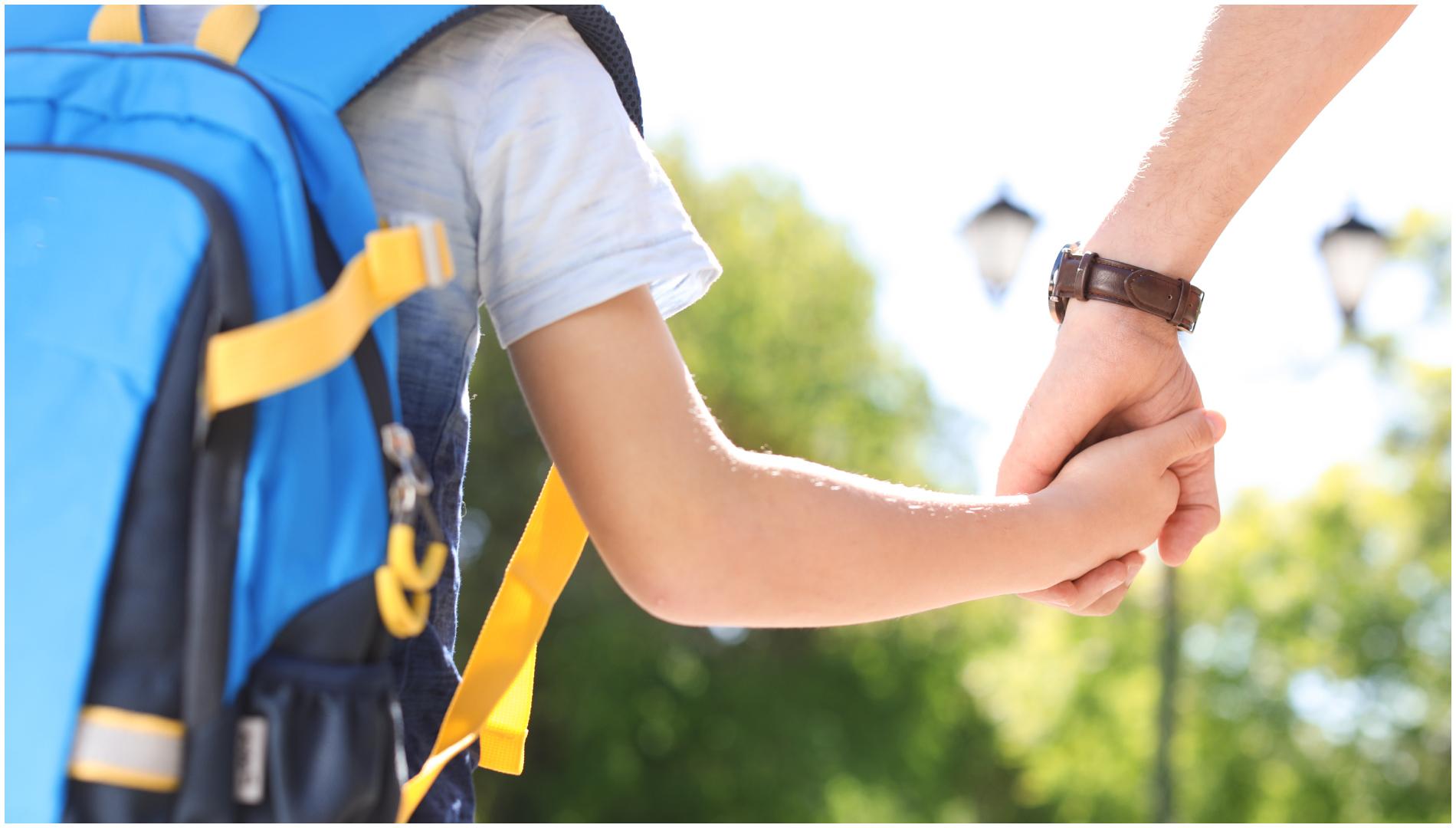 Un padre lleva a su hijo al colegio (Shutterstock)