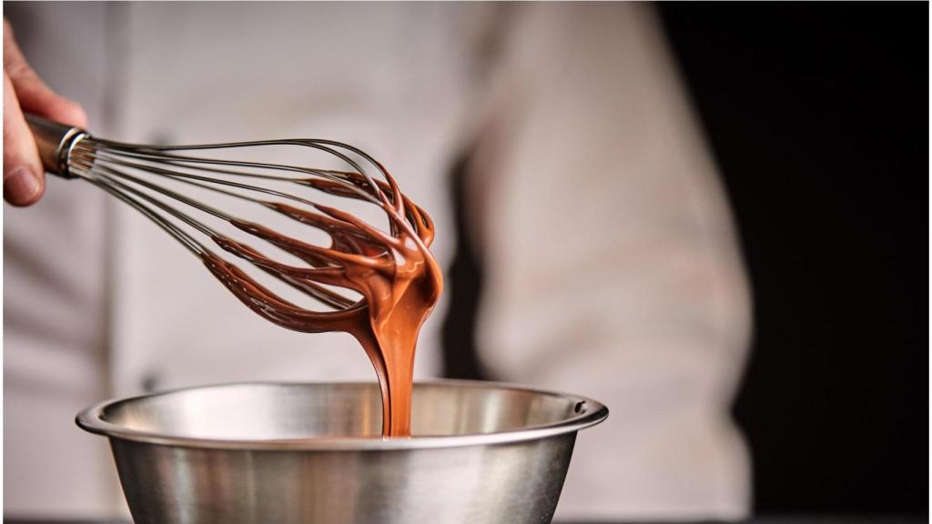 Imagen de archivo de un cocinero preparando una tarta
