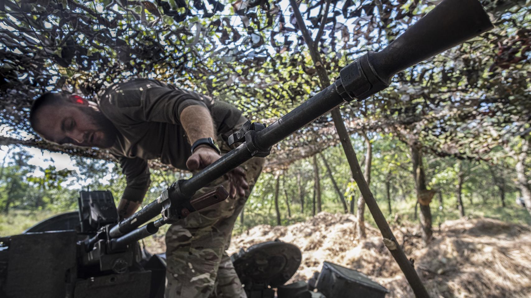 Un soldado de la 17 Brigada de Tanques del Ejército ucraniano ajusta el arma auxiliar de un carro de combate
