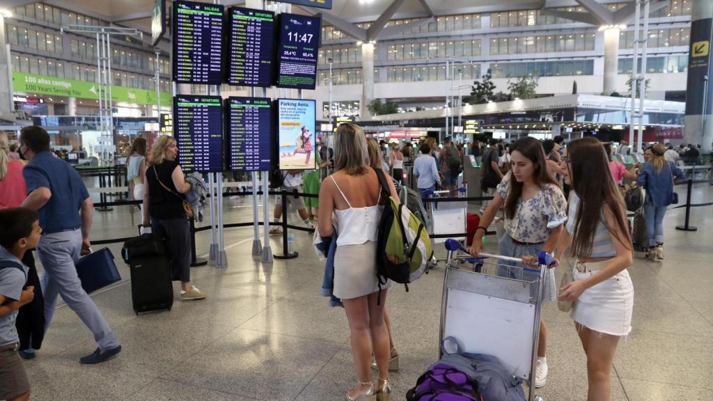 Turistas en el aeropuerto de Málaga