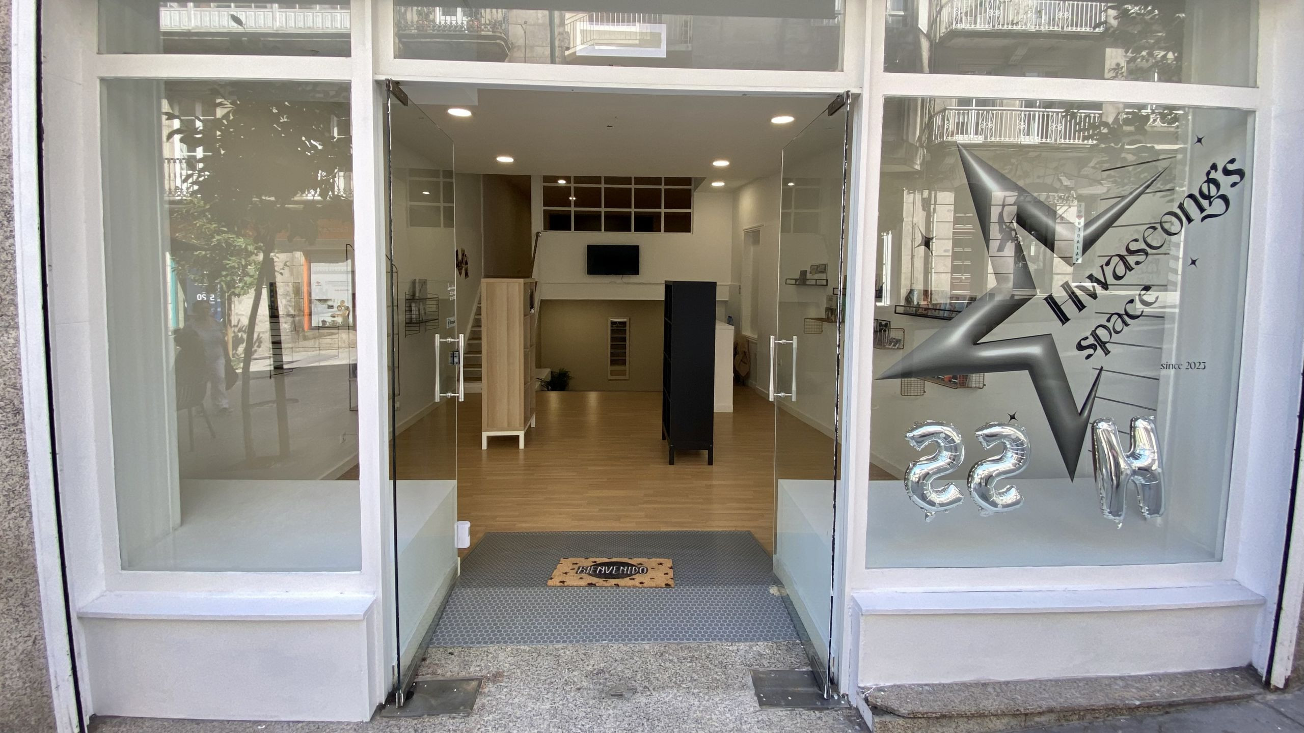 Así se ve desde fuera la tienda Hwaseong’s Space, ubicada en Ronda de Don Bosco. Foto: Treintayseis