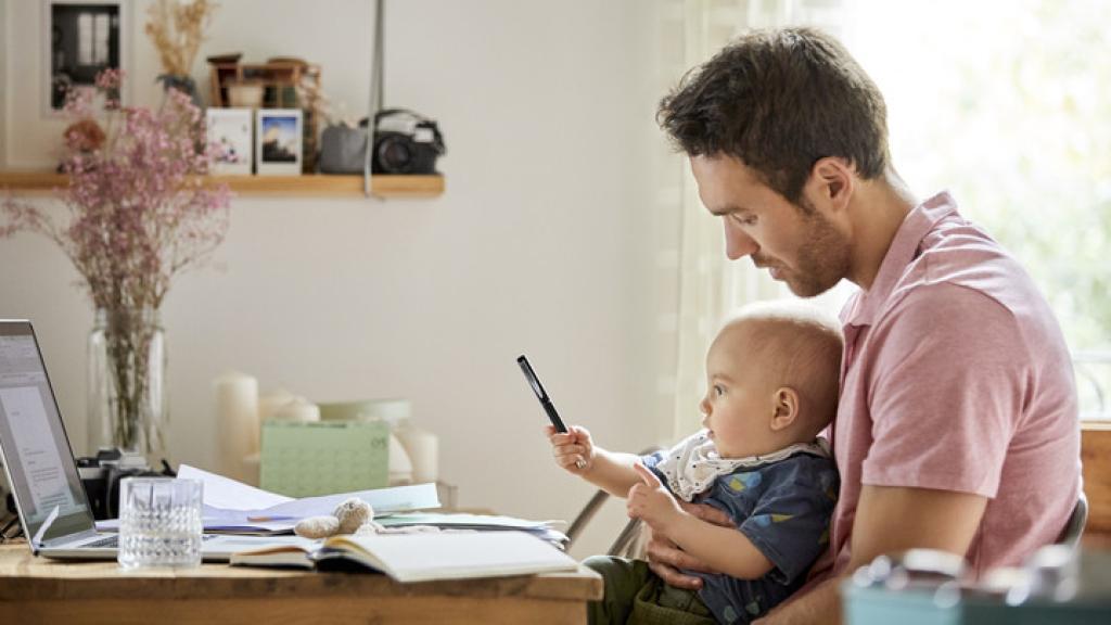 Imagen de un padre con su hijo.