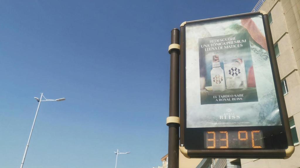 Termómetro de calle marca 33º en A Coruña