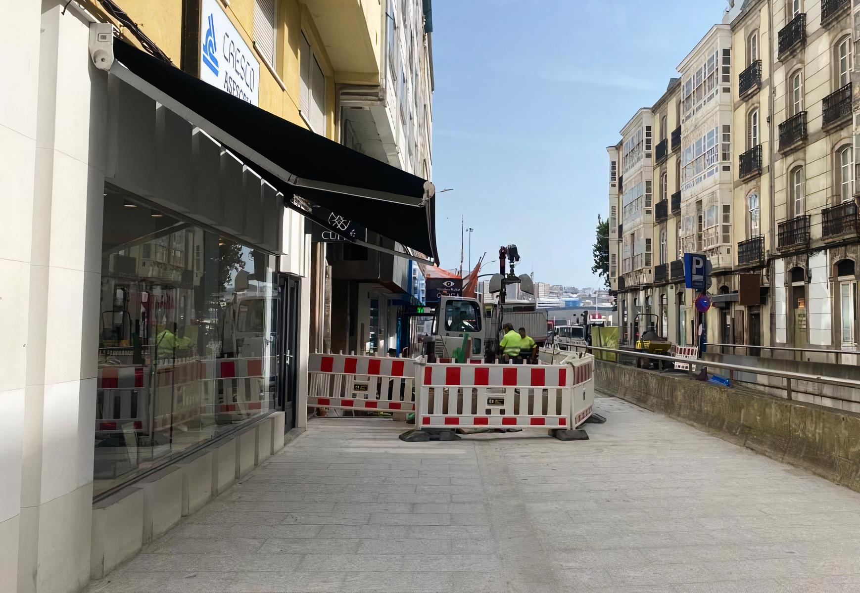 Obreros en la calle Picavia durante la alerta amarilla por altas temperaturas