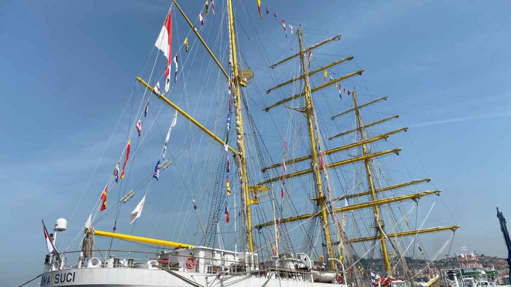 Buque escuela de la Armada de Indonesia KRI Bima Suci atracado en Vigo.