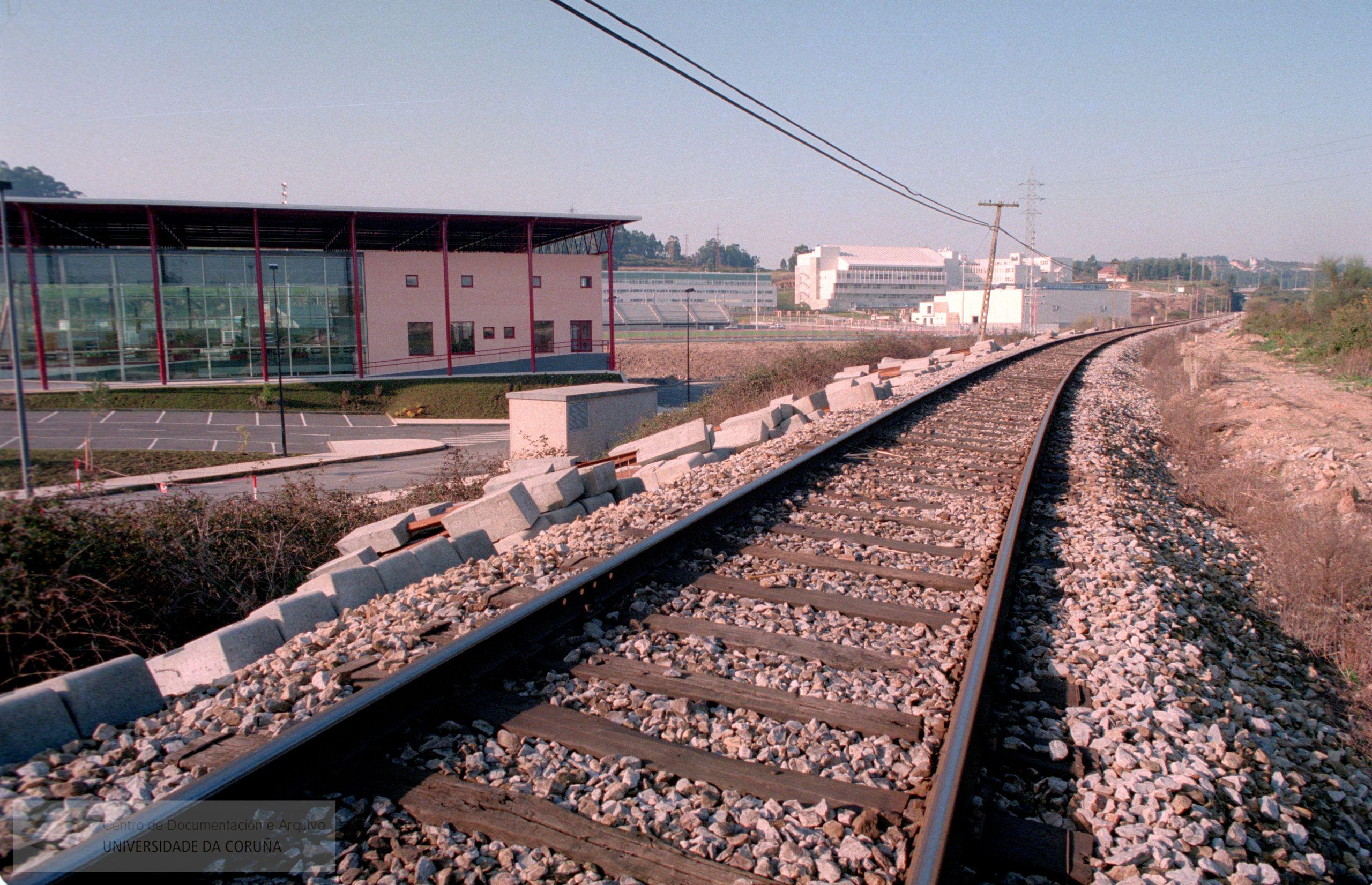 Vía del tren en Elviña.