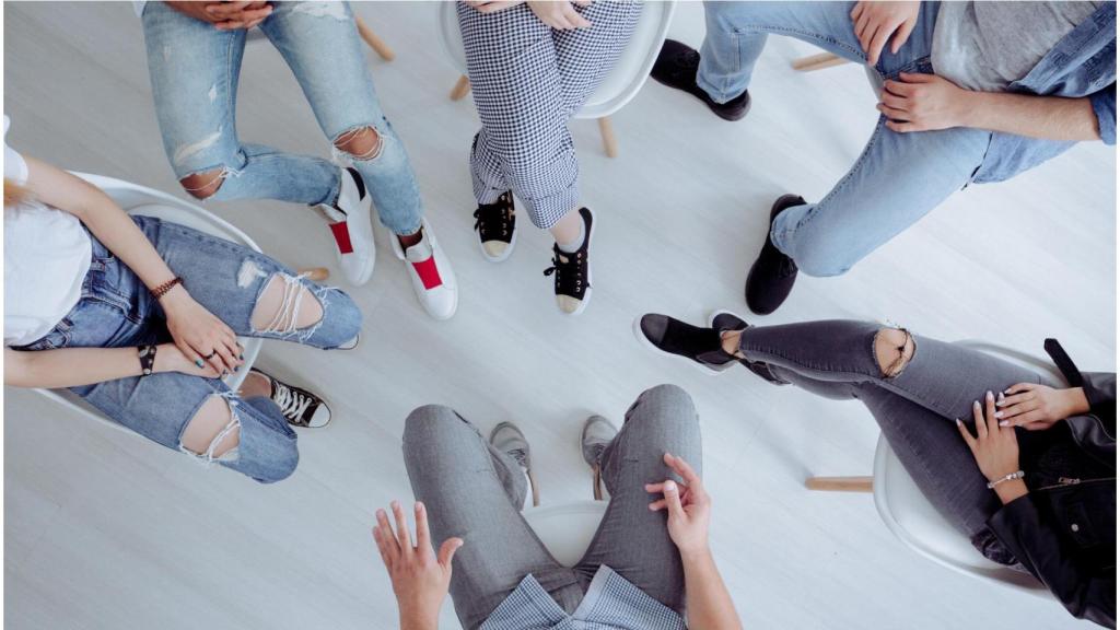 Un grupo de adolescentes en una dinámica grupal.