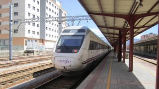 Interrumpida la circulación del tren en la línea Monforte-Ponferrada por el incendio de A Pobra do Brollón (Lugo)