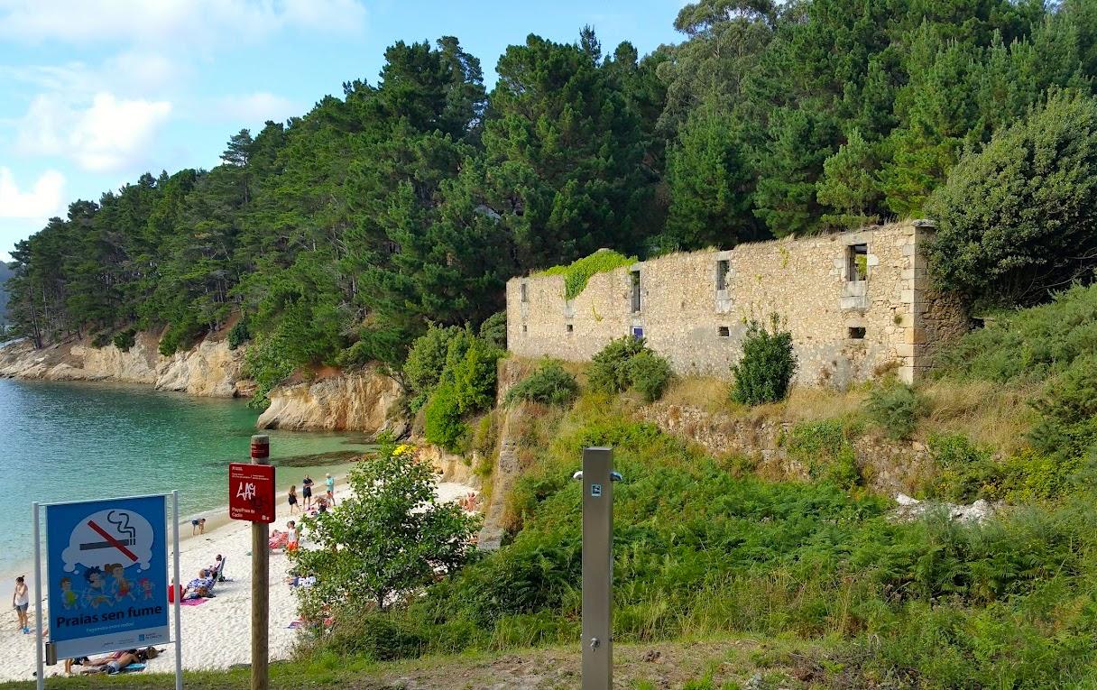 Las huellas del pasado industrial de O Vicedo en la playa de Caolín. Foto: TripAdvisor
