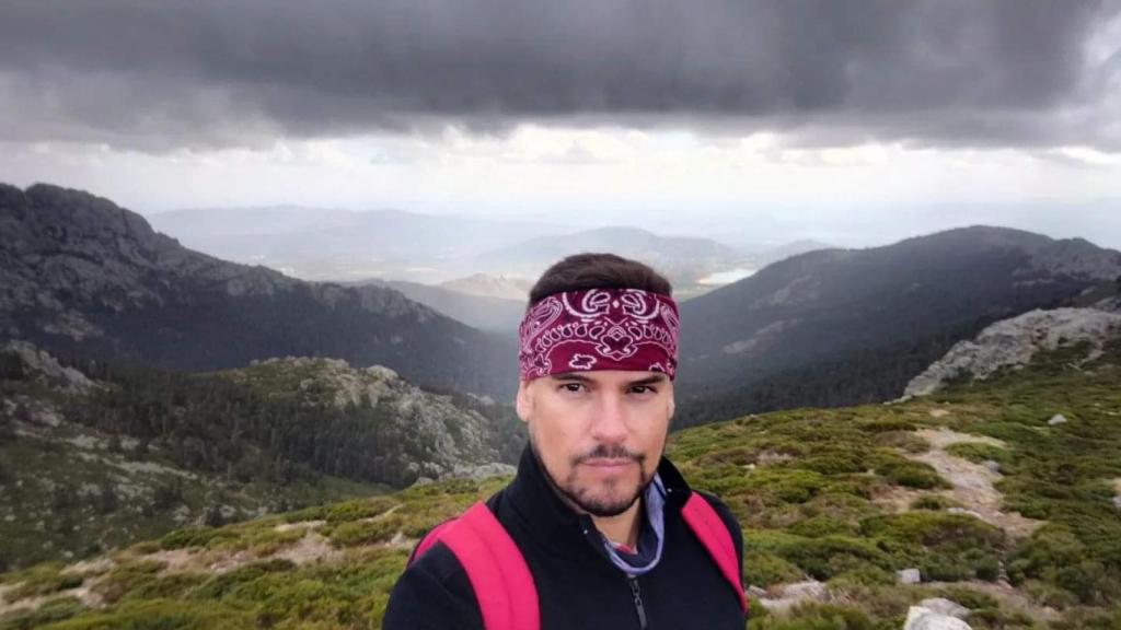 Raúl Fuentes durante una caminata en la montaña