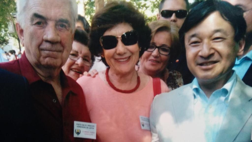 Gabriel Japón (izquierda), junto al emperador Naruhito (derecha).