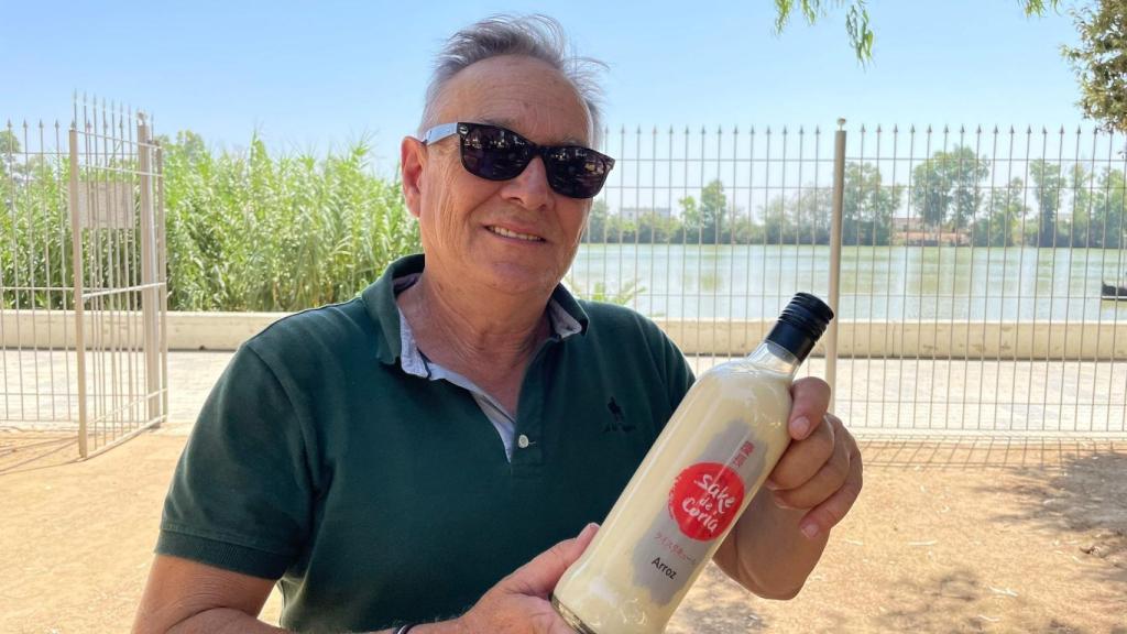 Antonio Bizcocho junto a una botella de sake de Coria.