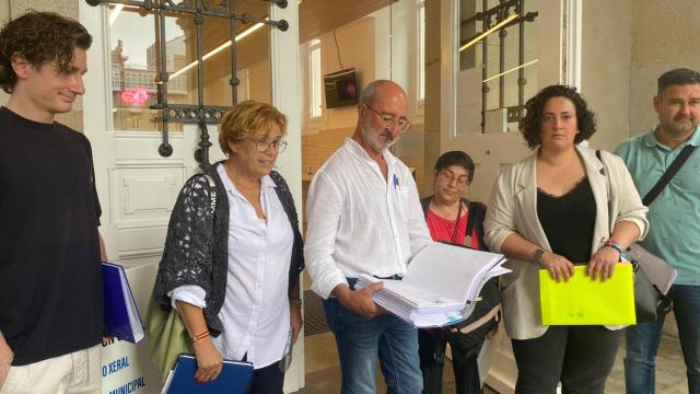 Siete colectivos vecinales de la ciudad presentan firmas en demanda de más seguridad en A Coruña