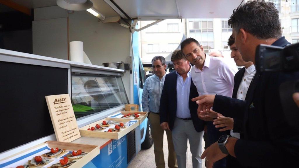 El conselleiro do Mar, Alfonso Villares, visita  la II Feria Gastromar