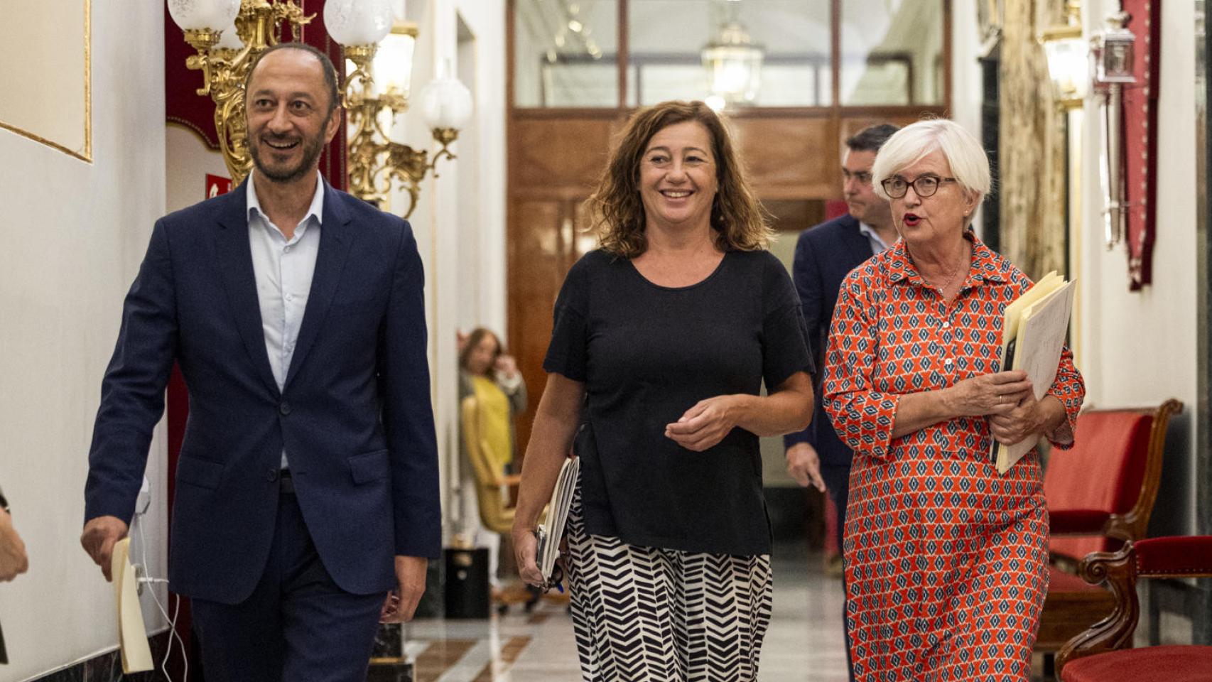 La presidenta del Congreso, Francina Armengol (c), junto al vicepresidente primero, Alfonso Rodríguez Gómez y la secretaria segunda, Isaura Leal, a su llegada a la reunión de la Mesa del Congreso, este lunes.
