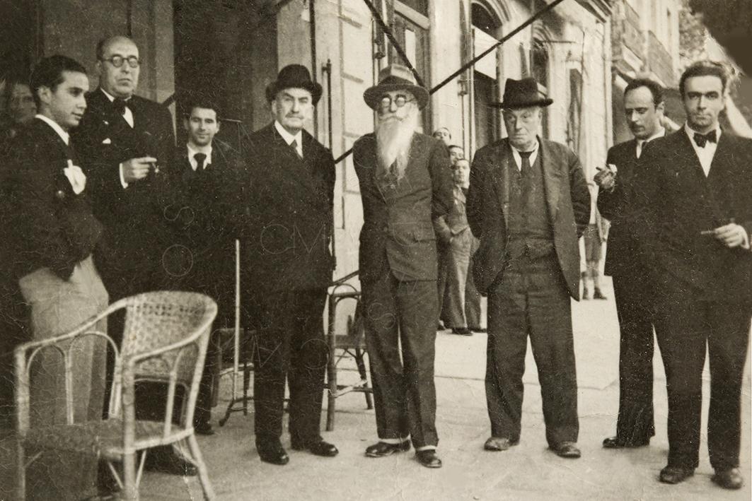 Valle Inclán frente al Café Casino en 1935. Fuente: Museo Valle-Inclan, A Pobra do Caramiñal.