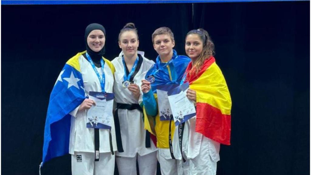 La coruñesa Helena García (derecha) en el podio de Tallín