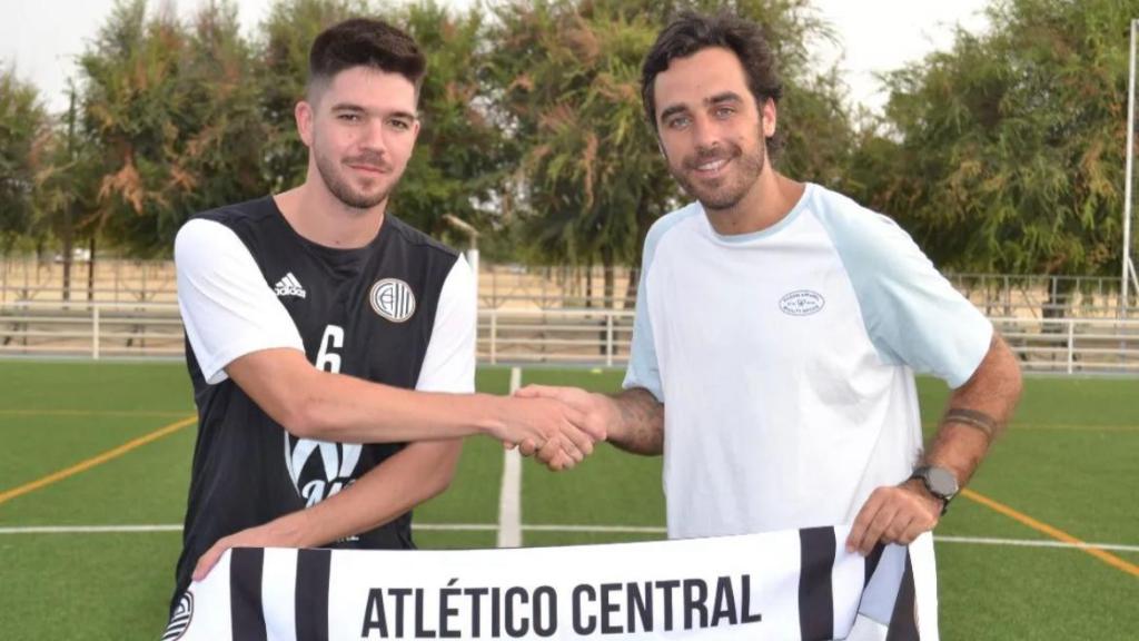 Jaime Soto junto a uno de sus fichajes del Atlético Central.