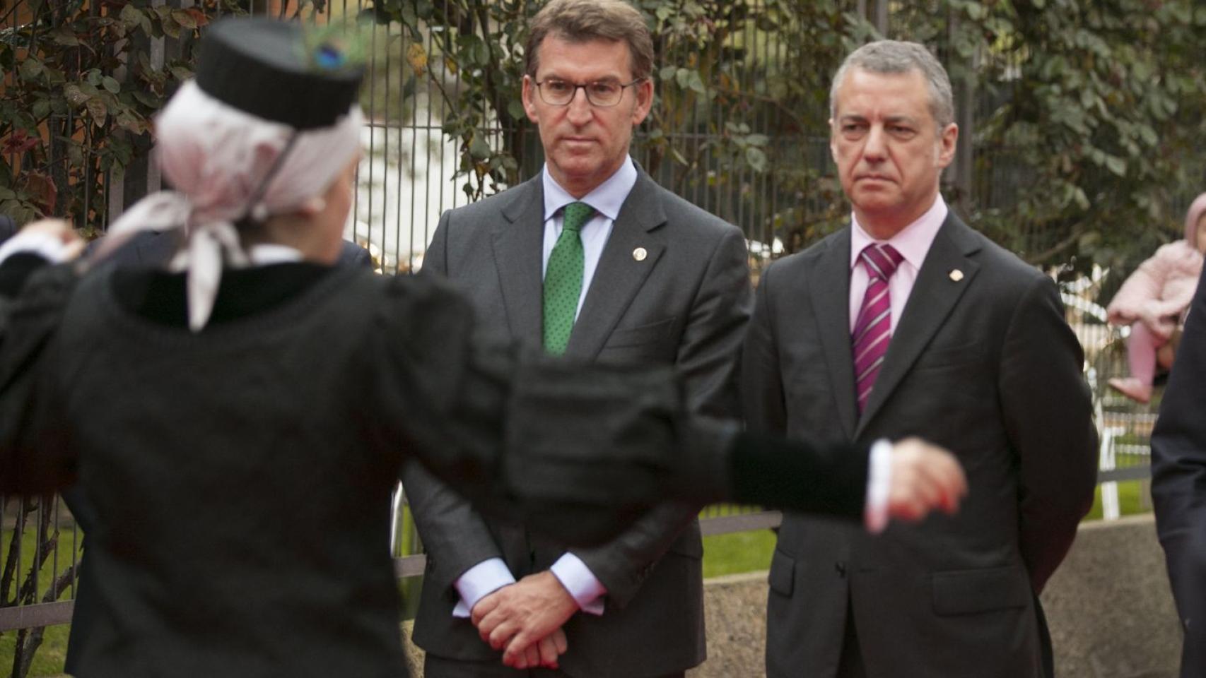 El 'lehendakari' Iñigo Urkullu, recibe con un 'aurresku' al líder del PP, entonces presidente gallego, Alberto Núñez Feijóo.