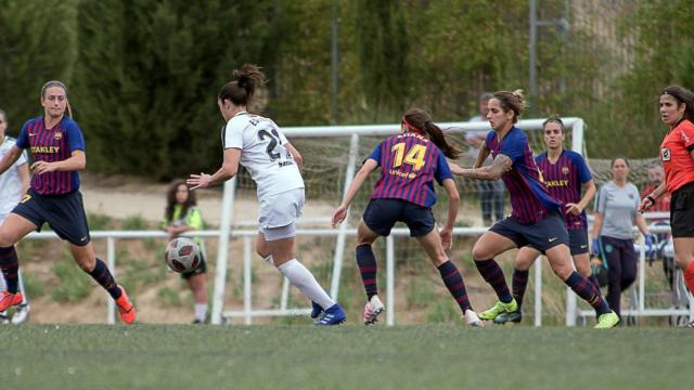 Futbolistas del Madrid y el Barça, durante el partido en Hortaleza en 2019.