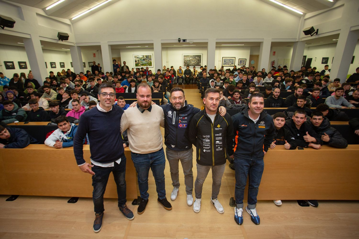 Algunos de los pilotos participantes en la cita de A Coruña junto a los estudiantes.
