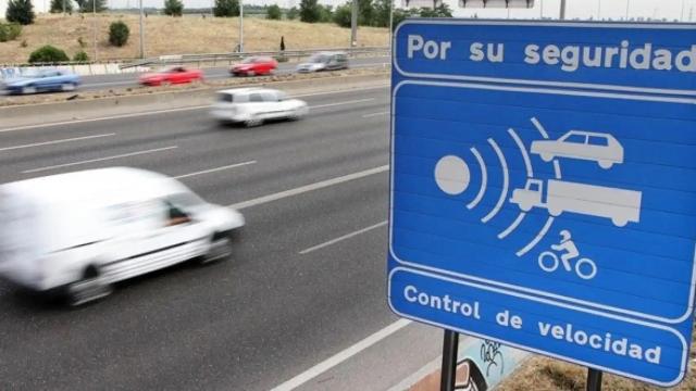 Cartel alertando de un radar de tráfico, en imagen de archivo.