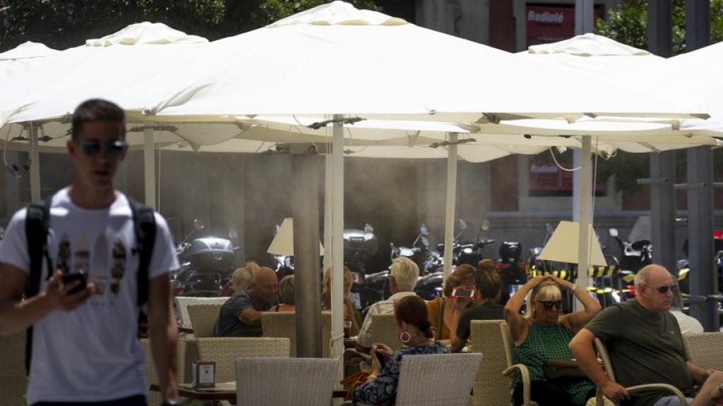 Una terraza con aspersor de agua.