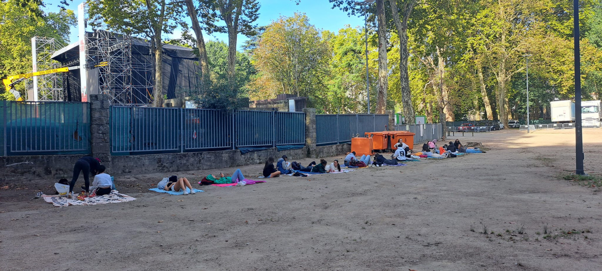 Personas esperando para el concierto de Beret en Castrelos. Fuente: Treintayseis.