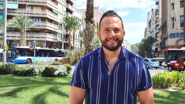 Rafa Mas, edil de Compromís, en la plaza de los Luceros de Alicante.