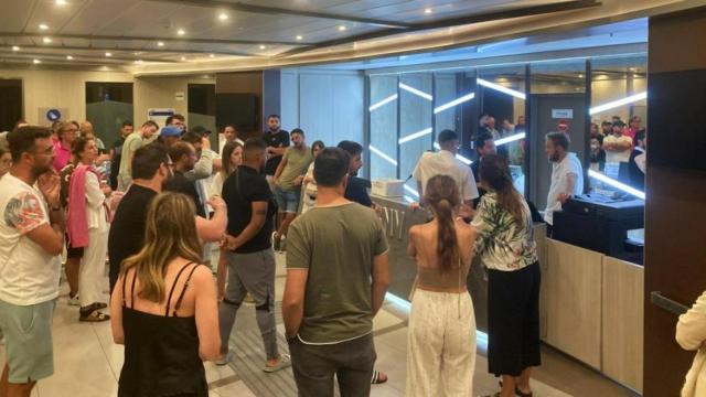 Protestas de los pasajeros del 'Bridge', que tardó 14 horas en realizar el trayecto Palma de Mallorca-Valencia. EE