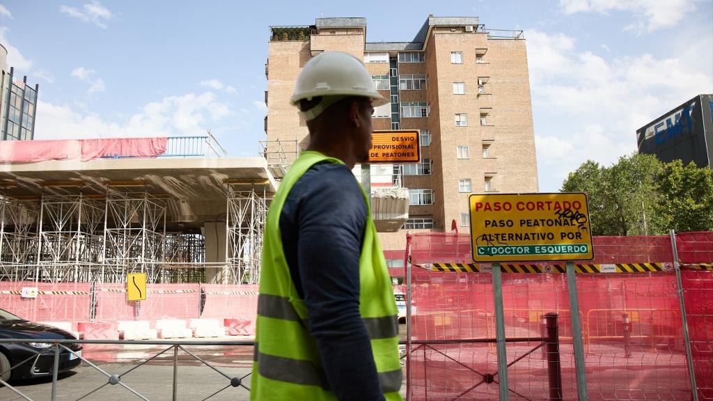 Un albañil en una obra.