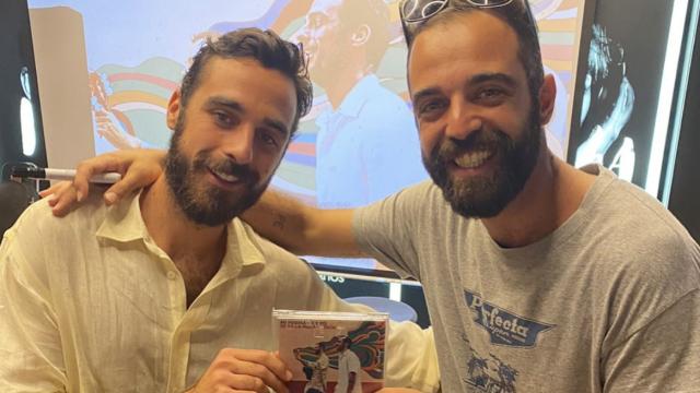 Marcos y Jaime, con su single.