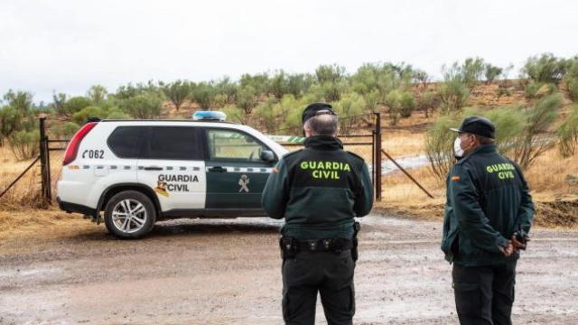 Dos agentes de la Guardia Civil de servicio.