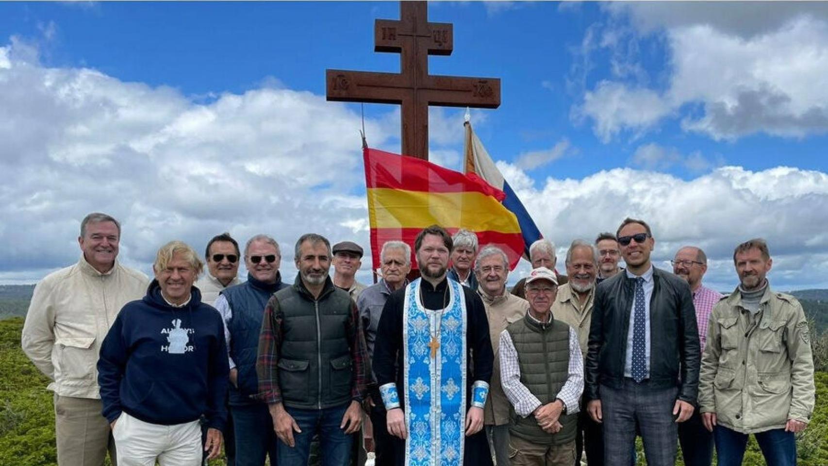 El arcipreste ortodoxo Nikolai Efimchuk, en el centro de la imagen, ofició el servicio en memoria de los rusos de Franco